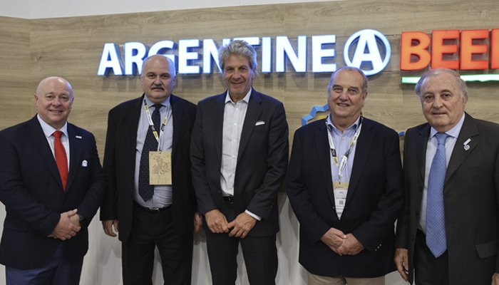 El secretario Pazo mantuvo encuentros con empresarios<br>de la cadena ganadera en el stand del IPCVA en la SIAL París 2024